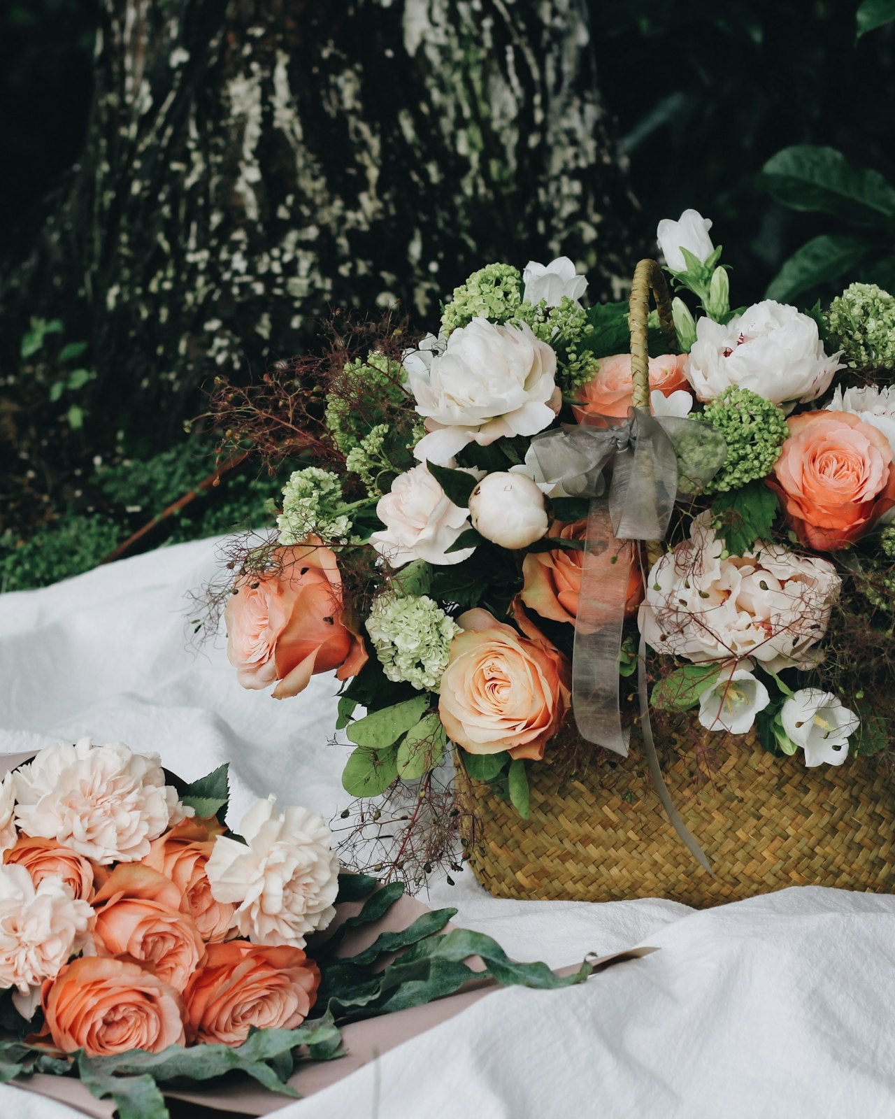 Soft white roses and peonies — Hommage