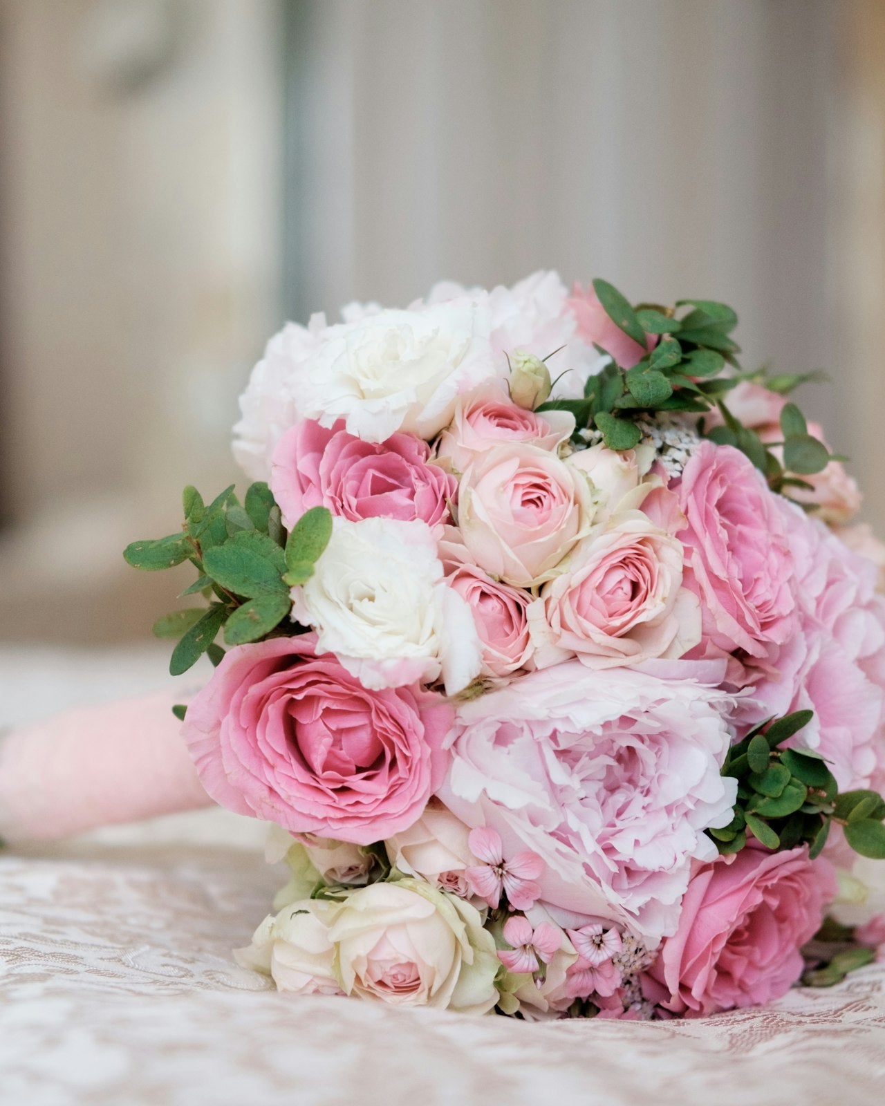 Blush and nude roses in a keepsake box — Boîte Blush